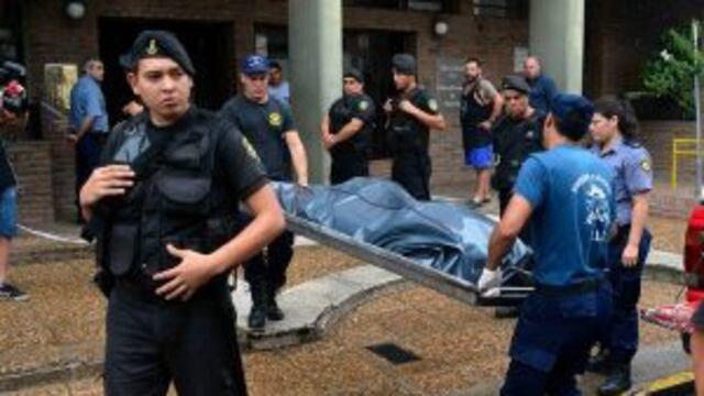 Los cuerpos de Camila y Gustavo Dusso fueron retirados en la puerta del edificio ubicado sobre 25 de Mayo al 1600.