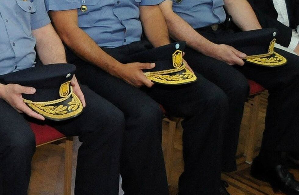 Denuncian que un policía santafesino enviaba fotos desnudo a menores de edad