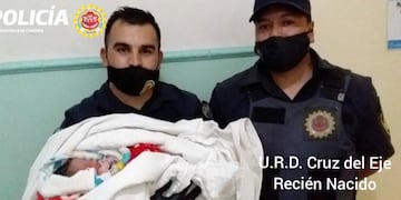 Policías ayudar en un parto en Cruz del Eje