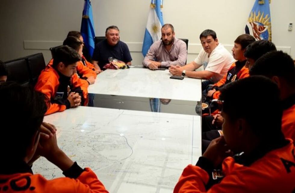 Entregaron aporte al Club Estudiantes que viaja a Chile