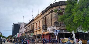 Muy temprano en la mañana del domingo empezó el desalojo en el mercadito paraguayo