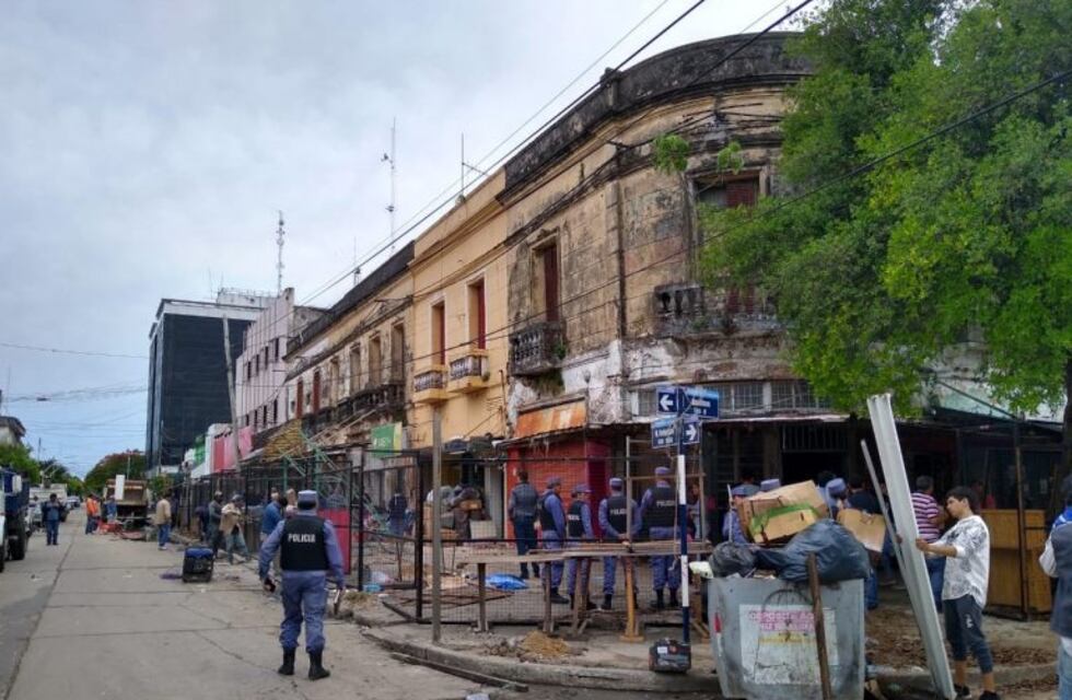Desalojo en el "Mercadito Paraguayo". Hay tensión con puesteros