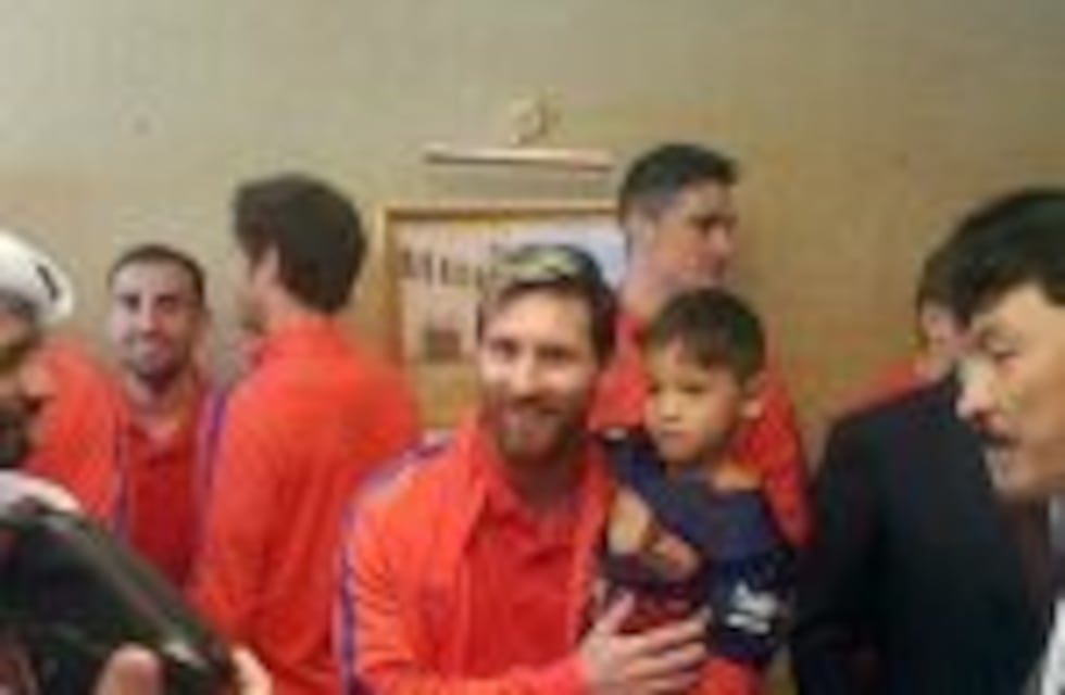 Messi conoció a Murtaza, el niño afgano que se hizo famoso por usar su camiseta fabricada con una bolsa de plástico