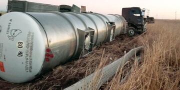 Volcó un camionero piquense (Puntal)
