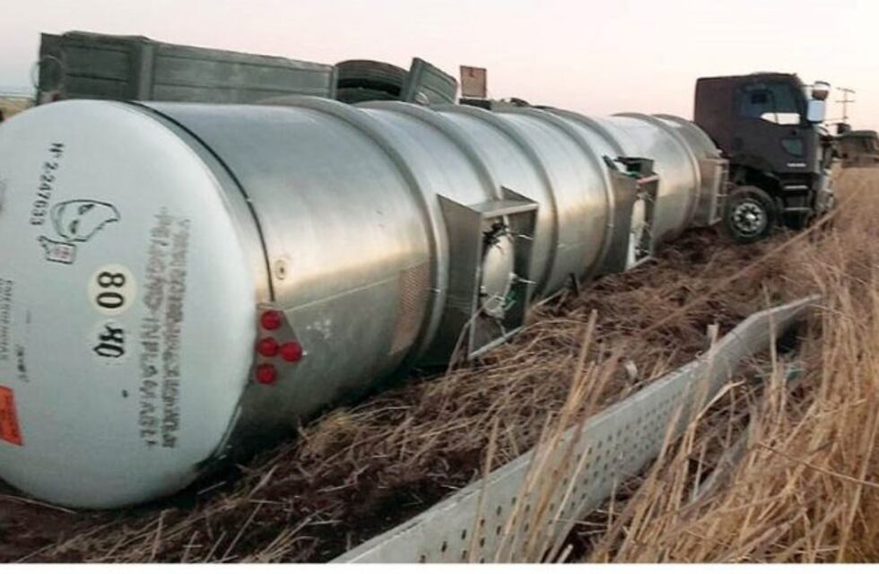 Un conductor de General Pico volcó el camión en la autovía Río Cuarto-Córdoba