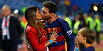 festejo festejos futbolistas jugadores equipo campeon campeones torneornBarcelona's Lionel Messi kisses his wife Antonella Roccuzzo as they celebrate after winning the final of the Copa del Rey soccer match between FC Barcelona and Sevilla FC at the Vicente Calderon stadium in Madrid, Sunday, May 22, 2016. Barcelona won 2-0 (AP Photo/Francisco Seco) espau00f1a lionel messi Antonella Roccuzzo campeonato torneo copa del rey 2016 futbol futbolistas partido barcelona sevilla