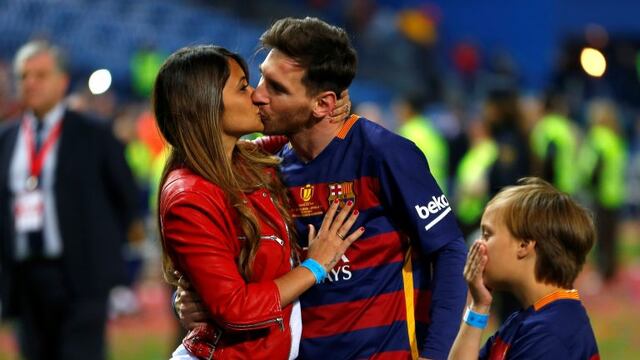 festejo festejos futbolistas jugadores equipo campeon campeones torneornBarcelona's Lionel Messi kisses his wife Antonella Roccuzzo as they celebrate after winning the final of the Copa del Rey soccer match between FC Barcelona and Sevilla FC at the Vicente Calderon stadium in Madrid, Sunday, May 22, 2016. Barcelona won 2-0 (AP Photo/Francisco Seco) espau00f1a lionel messi Antonella Roccuzzo campeonato torneo copa del rey 2016 futbol futbolistas partido barcelona sevilla