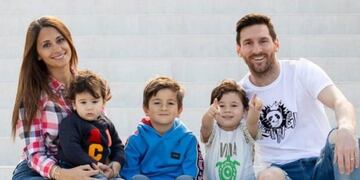 Antonela Roccuzzo junto a Lionel Messi y su familia
