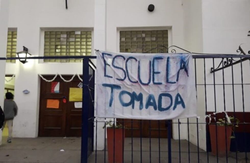 Alumnos abandonan escuelas tomadas en Chubut para garantizar los comicios del domingo