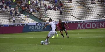 Nahuel Bustos rematando penal ante Newell's\u002E