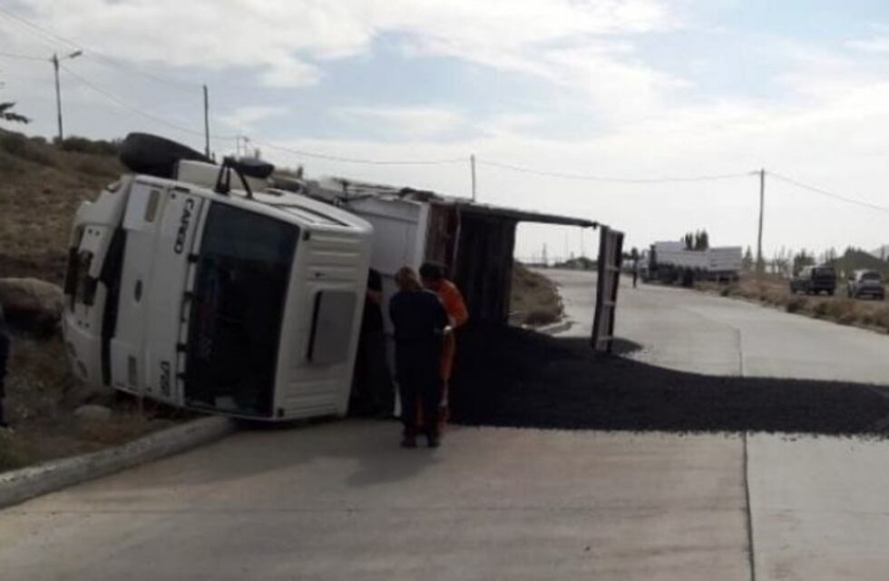 Calafate: volcó camión con asfalto