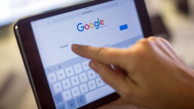 28 September 2014, Berlín: Un hombre realiza una búsqueda en Google\u002E El buscador ha cambiado el mundo\u002E Desde hace 20 años es posible encontrar información en Internet en segundos gracias al gigante de Internet, que se registró como empresa el 4 de septiembre de 1998 y lanzó su buscador el 27 de septiembre\u002E \r\n(Vinculado al texto de dpa \