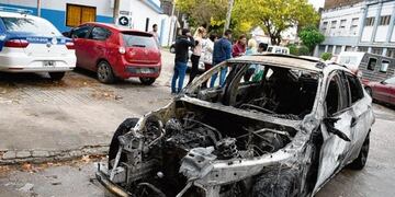 El vehículo de la hermana de la víctima fue devorado por las llamas\u002E (La Capital)