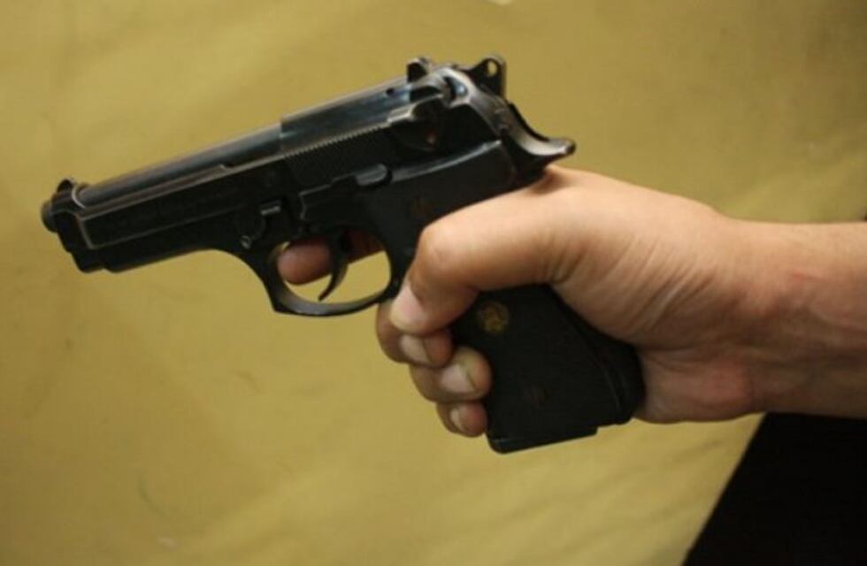 Pegatineros se agarraron a los tiros en pleno centro salteño