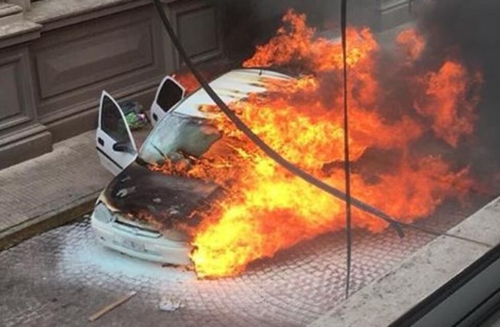 Las llamas consumieron íntegramente un auto a metros del Palacio Municipal
