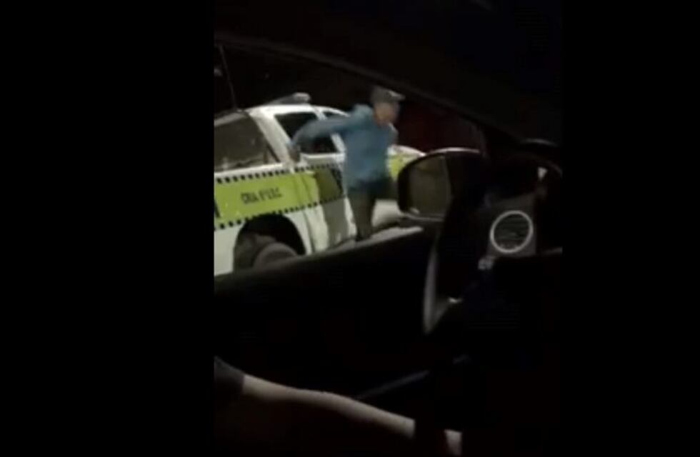 Increíble: un joven se escapó de un patrullero por la ventana