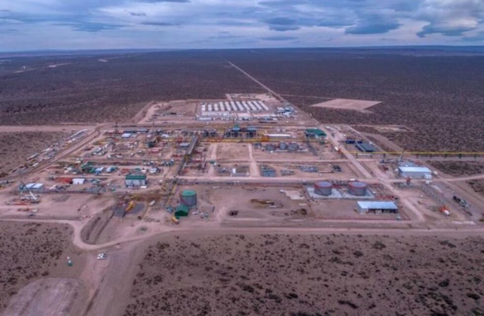 Despliegan más de 110 personas para limpiar a mano el derrame en Vaca Muerta