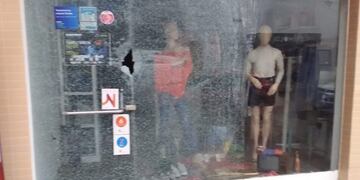 Por un reclamo de deudas, vándalos le destrozaron el local