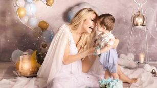 Vicky Xipolitakis y su hijo, Salvador Uriel (Foto: Instagram)