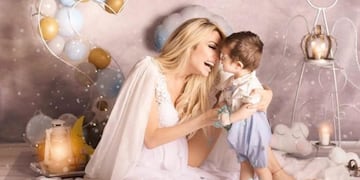 Vicky Xipolitakis y su hijo, Salvador Uriel (Foto: Instagram)