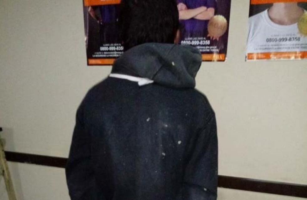 Insólito: un hombre fue detenido por robar cuatro palas y diez sillas