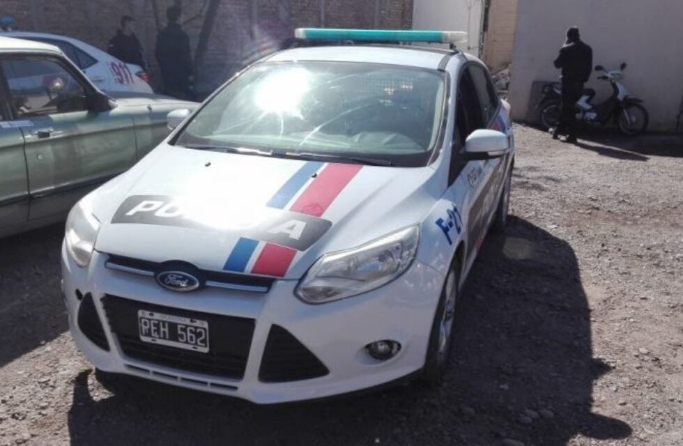 Corrieron a policías a las pedradas por pedir un DNI