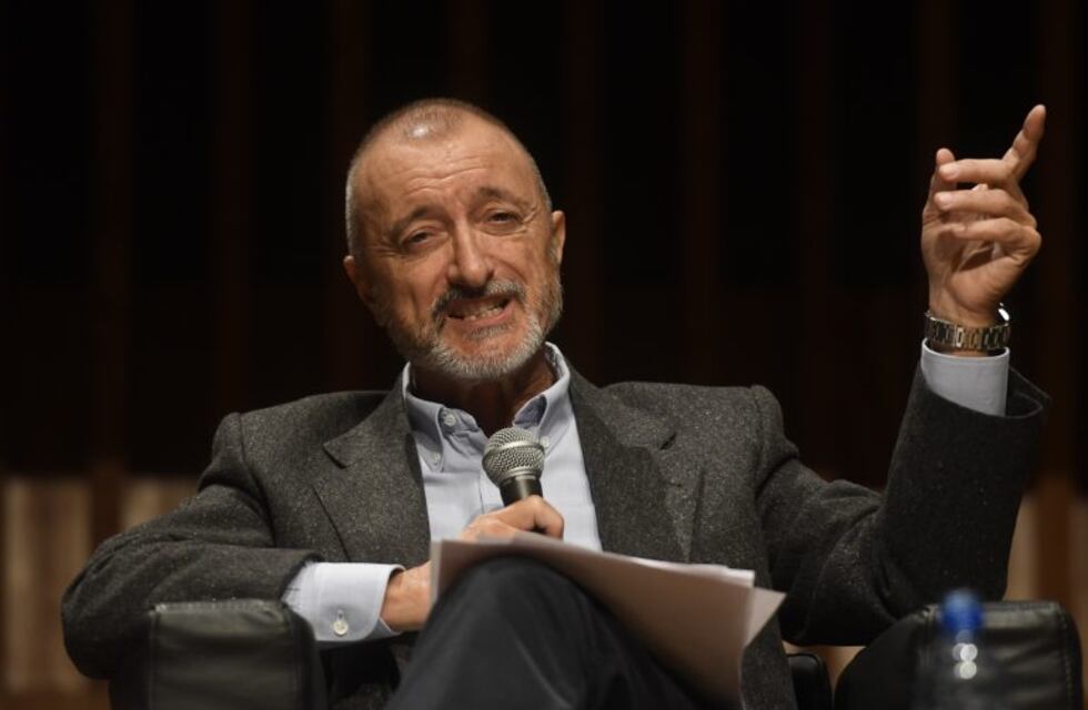 Pérez-Reverte rinde homenaje a los marinos del ARA San Juan