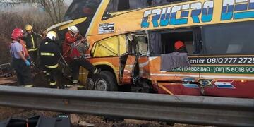 El ómnibus fue a parar a la banquina luego de chocar con el camión en La Francia\u002E (La Voz)