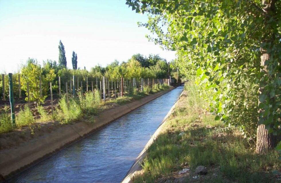 Volcó un micro sobre un canal de riego en Luján