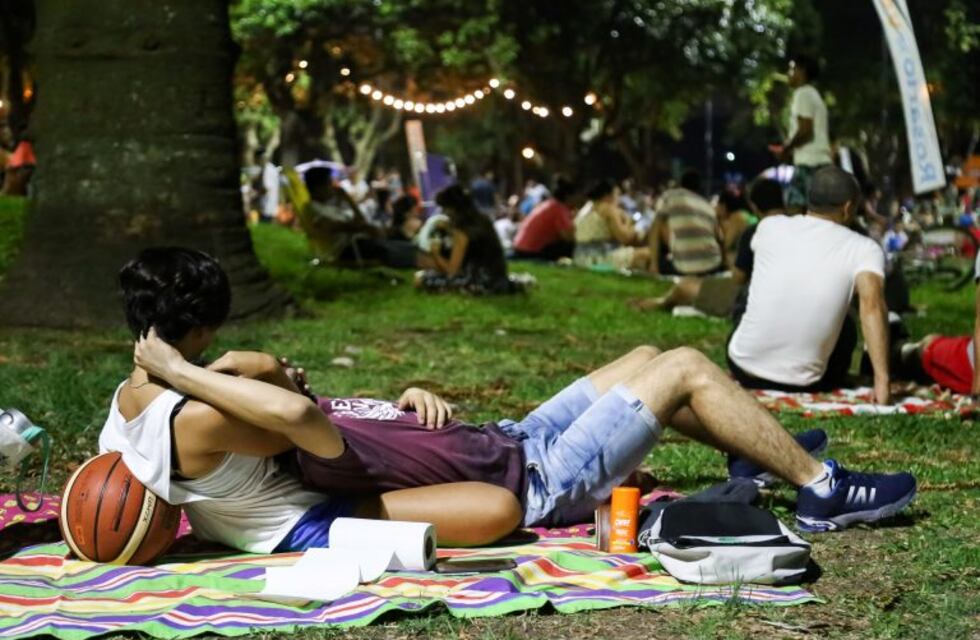 El picnic nocturno suma escenarios en el parque de las Colectividades