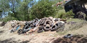 Neumáticos arrojados en el puente Los Gigantes\u002E