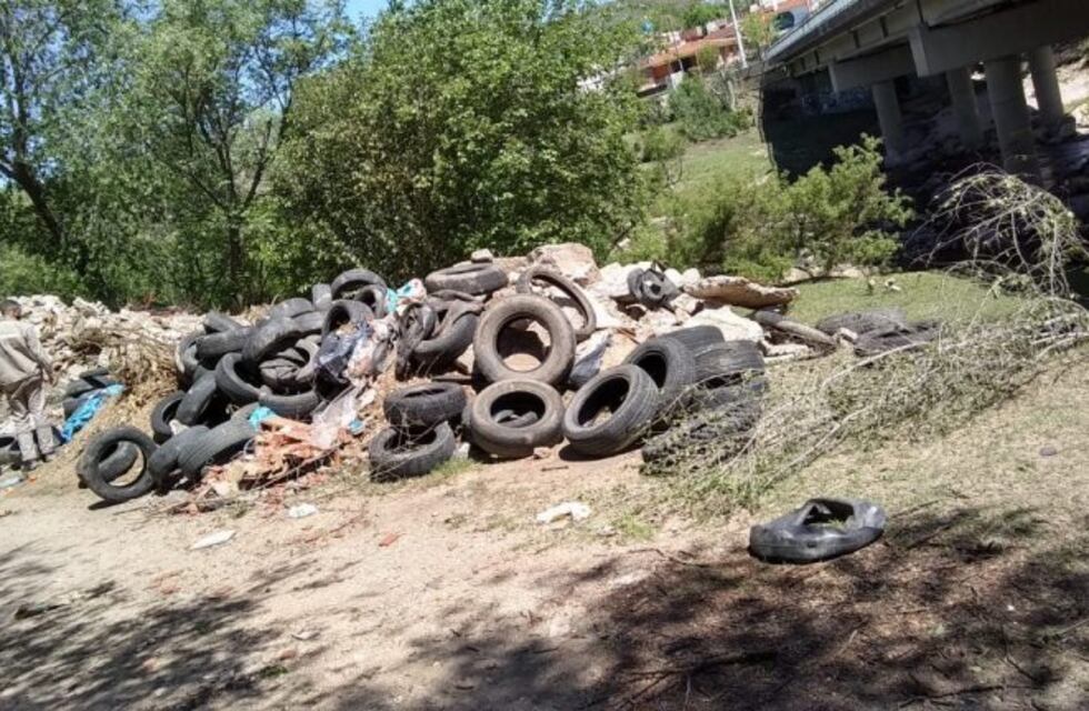 Irresponsabilidad: arrojaron gran cantidad de neumáticos debajo del puente Los Gigantes en Carlos Paz