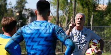 Gustavo Alfaro eligió a Carlos Tevez para que sea el nuevo dueño de la \