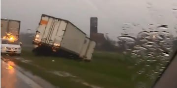 Uno de los vehículos terminó sobre la banquina luego de la maniobra\u002E (@Belitaonline)