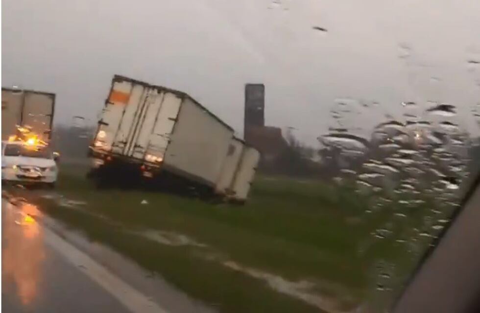 Un choque de camiones provocó serias demoras al amanecer en la autopista Rosario-Córdoba