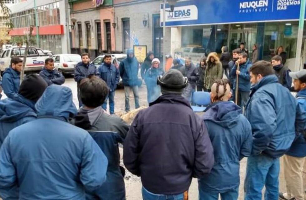 Trabajadores del EPAS piden al gobernador que firme el pase a planta