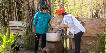 La cocina a leña tipo rocket se puede confeccionar en una hora\u002E (Municipalidad de Rosario)