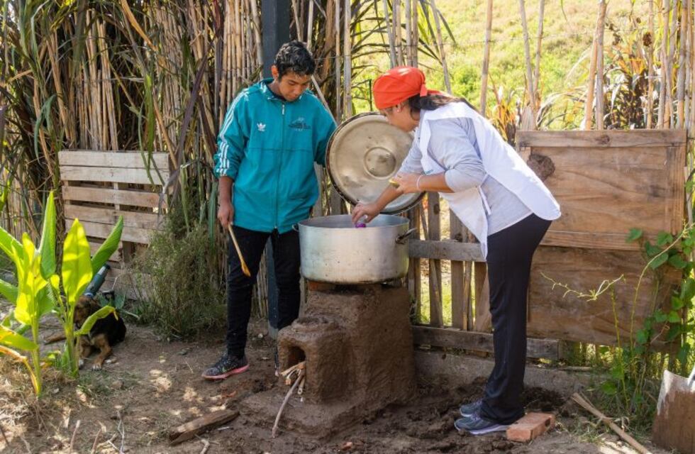 Crece el uso de la leña para cocinar ante la suba del costo de la garrafa