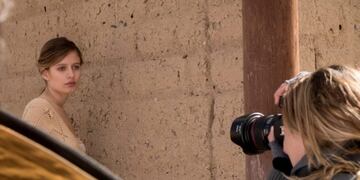 La fotógrafa Romina Lewowicz, en acción en una callecita de los pueblos quebradeños\u002E