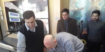 firma convenio para ampliación de cine