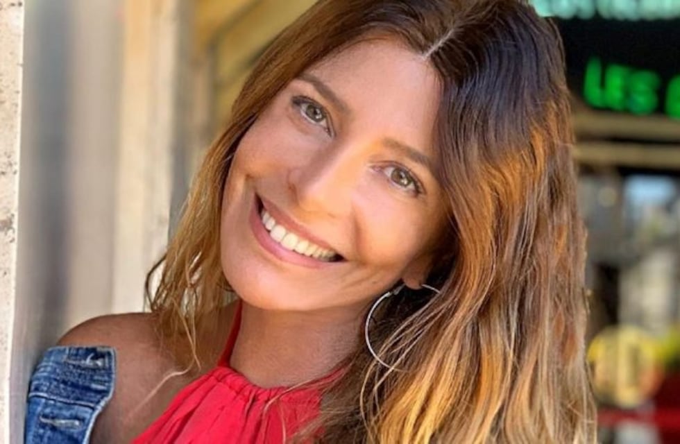 Mónica Ayos y una arriesgada foto: de perfil y con la microbikini al límite de la censura