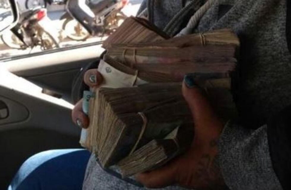 Polémica foto de una referente piquetera de Tartagal con varios fajos de billetes