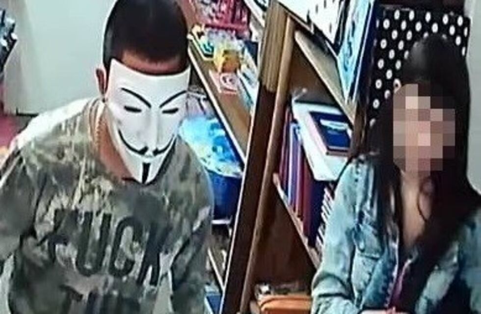 Enmascarado como Anonymous, asaltó una librería