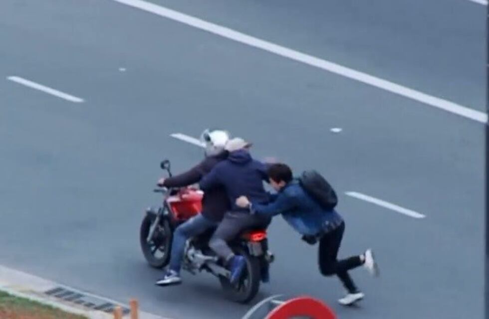 Peatones y conductores sufren los "robos piraña" en la zona del Obelisco