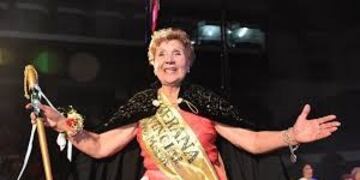 La mujer conquistó a todos con su simpatía\u002E