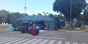 Luego de ingresar al país, los repatriados durmieron en una carpa del Ejército Argentino\u002E