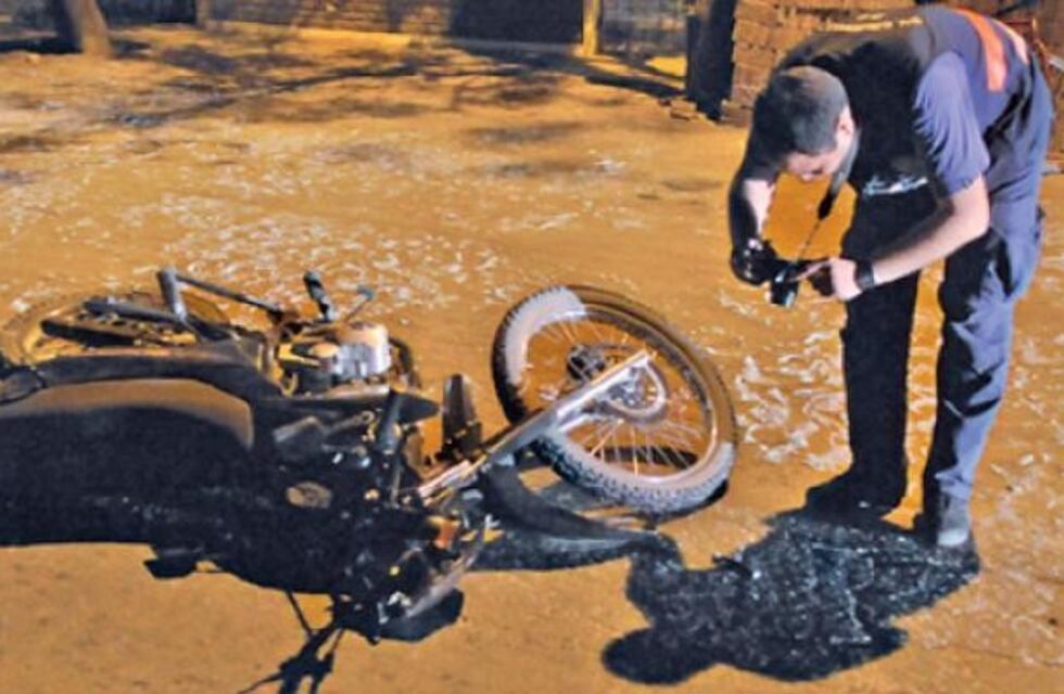 Motociclista murió tras chocar contra un poste