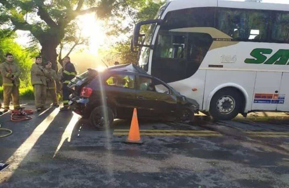 Cosquín: un joven de 20 años murió tras impactar de frente en su auto contra un colectivo
