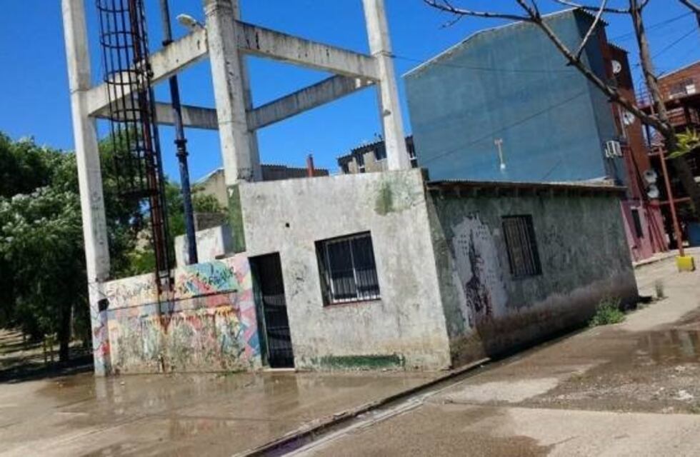 Ante un desperfecto en un tanque de agua potable en Viedma, se pierden millones de litros