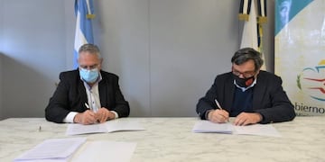 Bouhid y Tecchi al momento de firmar el acta acuerdo\u002E